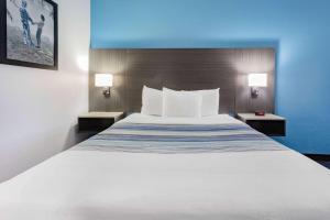 1 Queen Bed, Mobility Accessible Room, Bathtub w/ Grab Bars, Non-Smoking room in Comfort Inn Quincy