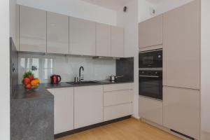 Dzielna Apartment Warsaw Wola by Renters