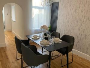 Centrally located in city of Lincoln Idas Place - two bedrooms each with a kingsize bed