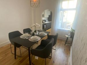Centrally located in city of Lincoln Idas Place - two bedrooms each with a kingsize bed
