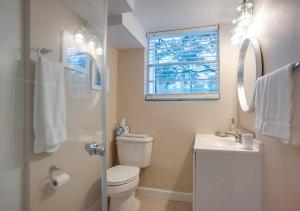 Renovated Cottage: 4th row from the Beach!