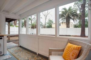 Renovated Cottage: 4th row from the Beach!