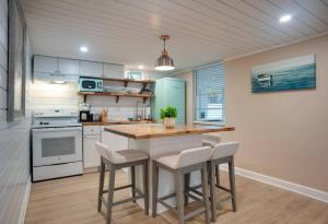 Renovated Cottage: 4th row from the Beach!
