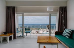 Apartment Frontal Sea View room in AluaSun Far Menorca