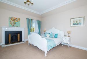 Balmeadowside Farmhouse with Hot Tub