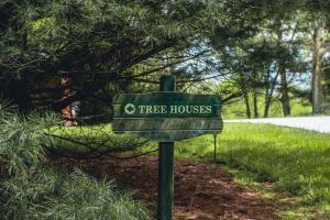 Lofty Willows Treehouse by Amish Country Lodging