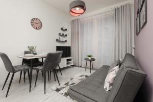 Elegant Apartment with Balcony & Bathtub Warsaw Wola by Renters