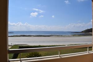 Appartement SUPERBE VUE MER, face à la plage de Tresmeur à TREBEURDEN - Réf 660