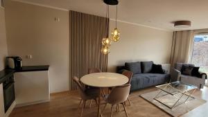 Słoneczny apartament z ogródkiem -bezpłatny parking