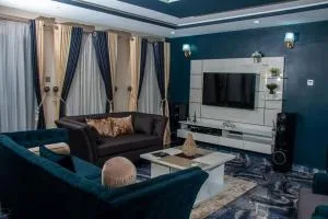 Spacious & Homely 3BR Serviced Flat in Ogudu, Lagos - with less than 20min drive to/fro the International Airport - Obanikoro