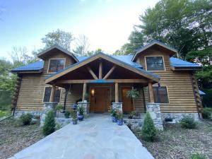 Log Country Inn Bed and Breakfast of Ithaca