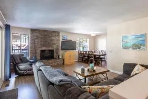 Lake Views in 3bdr Family Home w/ Hottub - Lake Valley