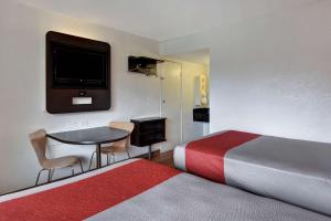 Quadruple Room - Smoking room in Motel 6 Dania Beach
