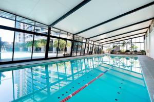 Circle on Cavill, 2 bed,Pool,Spa
