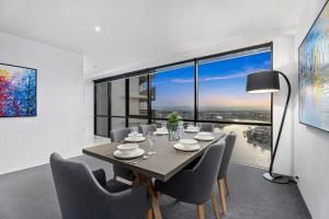 Circle on Cavill, 2 bed,Pool,Spa