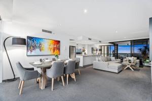 Circle on Cavill, 2 bed,Pool,Spa