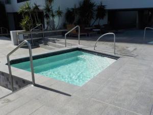 Circle on Cavill, 2 bed,Pool,Spa