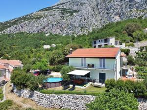 Holiday house with a swimming pool Gornji Tucepi - Podpec, Makarska - 6815