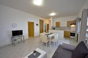 Family-friendly apartments with swimming pool Gornji Tucepi - Podpec, Makarska - 6815