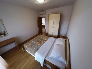 Apartments with parking space Lopar, Rab - 20644