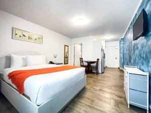 Superior Courtyard 1 Queen Full Kitchen room in Hollywood Beach Hotels