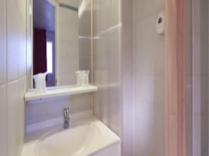 Hotels Premiere Classe Auxerre : Chambre Triple - 1 Lit Double et 1 Lit Simple