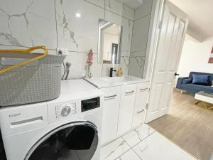 Beachside Compact Backyard Cabin near Mentone