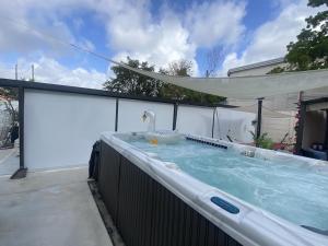 Tiny place w private hot jacuzzi 7 min to Miami international airport