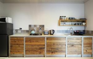 Lovely new flat near restaurants and beach with solar - free wifi and DSTV