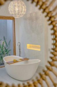 Instagramable Luxury Pool Villa - 6 mins to beach!