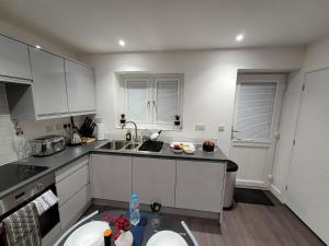 New build home with WI-FI, Smart TV, dedicated office floor, large terrace and Free parking