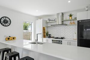 Contemporary Comfort - Masterton Holiday Home