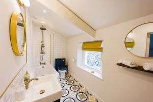 May Tree Cottage Manorbier 5 mins from the beach Sleeps 4