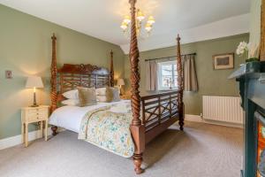 Charming Historic Cotswold Cottage in Central Winchcombe