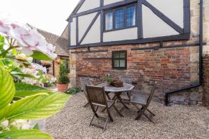 Charming Historic Cotswold Cottage in Central Winchcombe