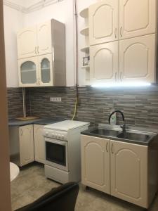 City Central Apartments next to New York Cafe