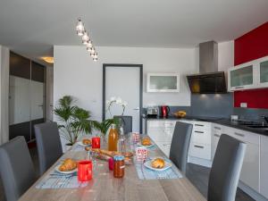 Maisons de vacances Holiday Home La Goulvinoise - GOV201 by Interhome : photos des chambres