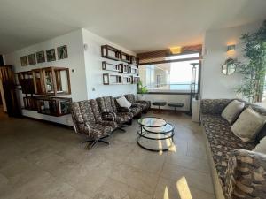 Exclusive beachfront apartment Torremolinos - pool - paddle - tenis - wifi - central aircon