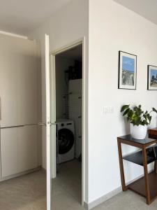 Appartements L'apart'83 - T2 classe 5 etoiles - Belle vue sur la baie du Lazaret : photos des chambres