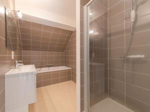 Apartment De Zeegloed duplex with parking by Interhome