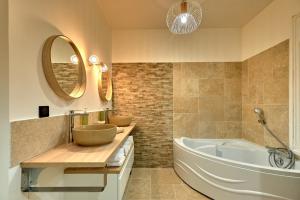 La Villa en Loire, avec Jacuzzi 6 places, Piscine chauffée, boulodrome, salle de jeu, 6 Chambres, vue Loire, 350M2