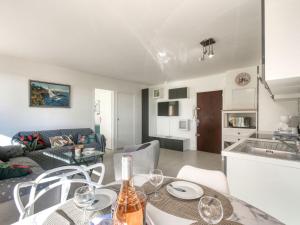 Apartment Le Méditerranée-3 by Interhome