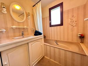 Maisons de vacances Holiday Home Le Predaire by Interhome : photos des chambres