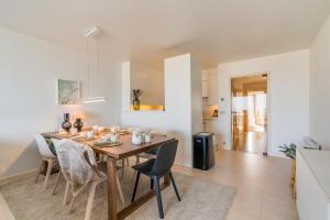 Lighthouse View - Pier facing apartment with garage