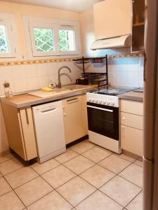 Appartements CHEZ MAMIE bas de villa exposition Est Sud Ouest Centre ville SANARY Tout peut se faire a pied : photos des chambres