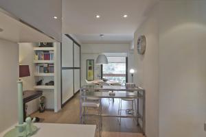 Sea Breeze Spacious Apt near Vouliagmeni Beach