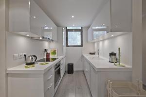 Sea Breeze Spacious Apt near Vouliagmeni Beach