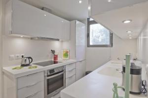 Sea Breeze Spacious Apt near Vouliagmeni Beach