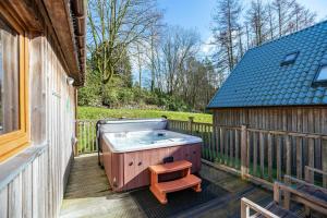 Lord Galloway 33 with Hot Tub