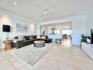 14 Gorgeous Waterfront Noosa Oasis